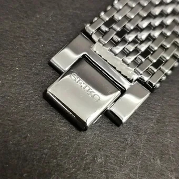 Vintage Style Seiko Quartz Mens Silver Watch & Blue accents W/ Metal Strap - Picture 5 of 6